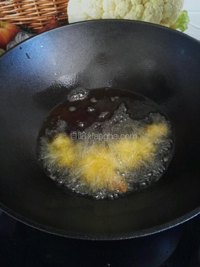 先少量的下锅进去煎炸