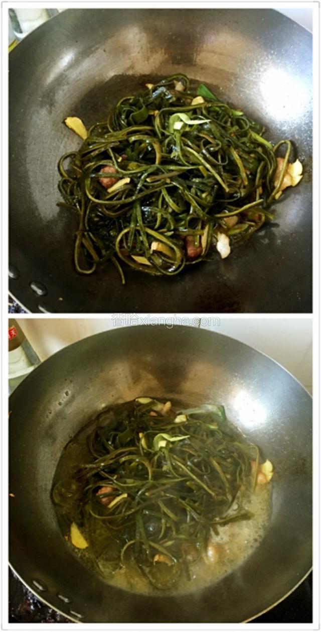 倒入海带加适量的醋、盐、生抽翻炒均匀！加适量的清水，盖上锅盖焖煮片刻