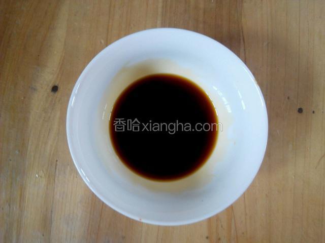 拿一个小碗，放入辣椒油、酱油、盐、麻油调成调味汁。
