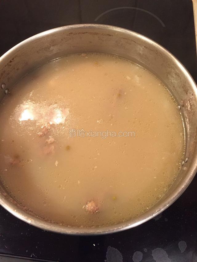 汤熬上二个小时后牛骨上的肉开始软再将切好的莲藕放进汤内再熬一个小时。闻到香浓的牛骨香味汤就好了。放适量的盐和鸡精调味即可。