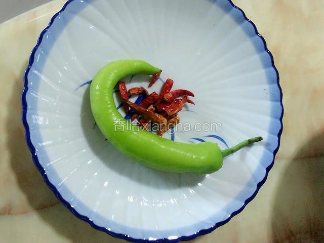 干辣椒适量，青辣椒1个切碎。
