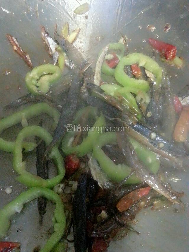 最后放青辣椒拌一下出锅。