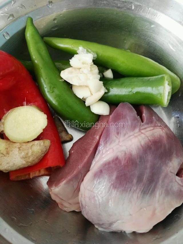准备好所有食材，猪心去掉里面的血块再洗净，辣椒洗净切去蒂。