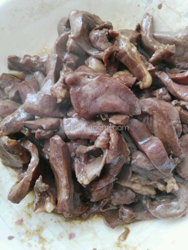 炒至猪心微硬，变色，盛出盘里。