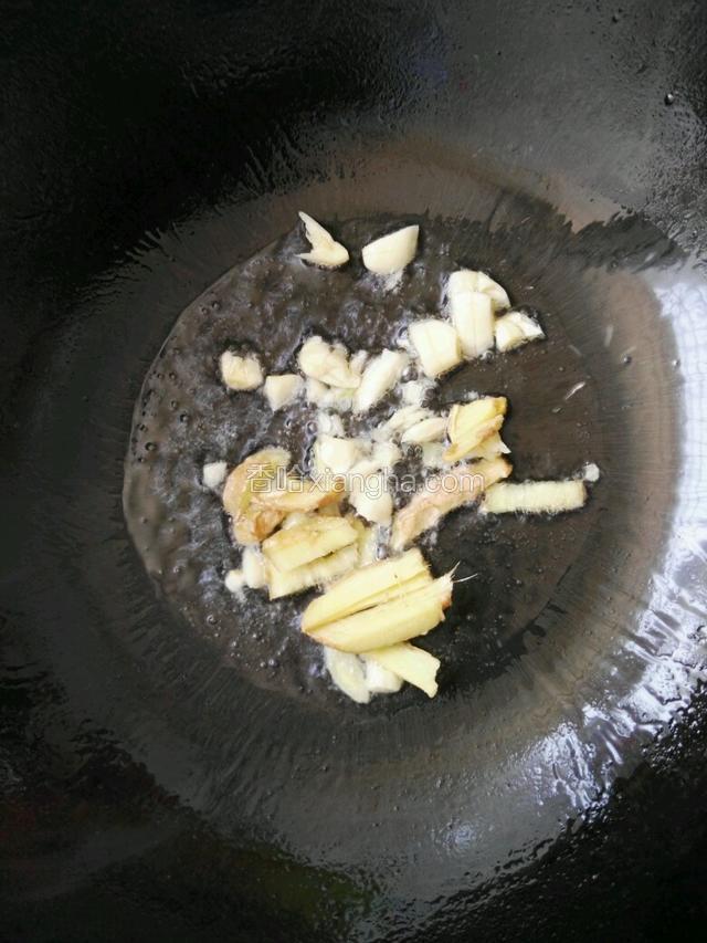 把锅洗净，再热锅倒入油放入姜蒜略炒，