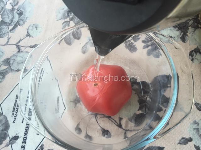 番茄用沸水浸泡去皮