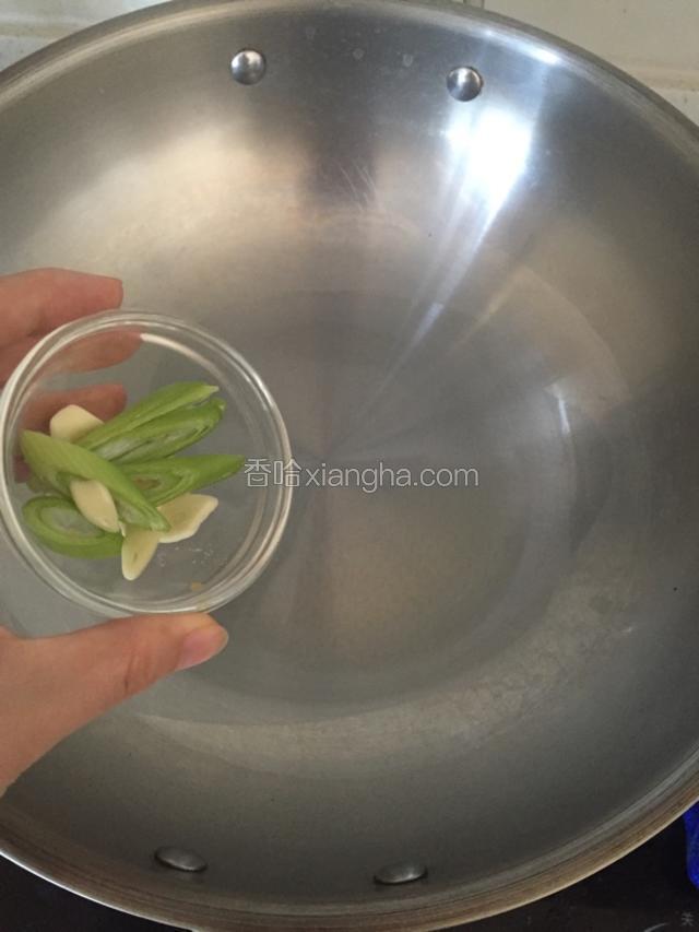 锅中加入少许油放入葱花炒香