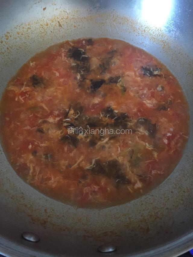 放入适量紫菜，加入适当盐调味即可出锅