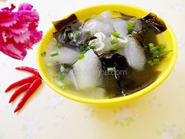 放入盐调味，洒葱花