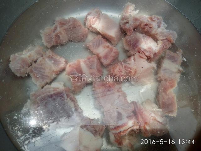 另放一盆水，将冲洗过排骨浸泡20分钟，去除血水后，再冲洗一遍。