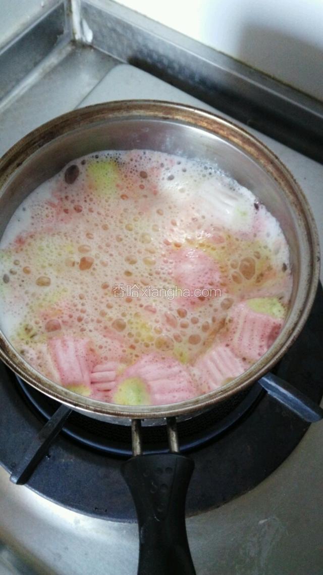 牛奶热后不要煮开，加入棉花糖继续加热，加热时9要不停搅拌，至棉花糖全部融化关火