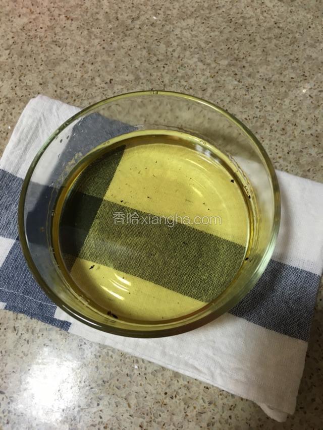 待油在锅里冷却2分钟后倒入碗里。