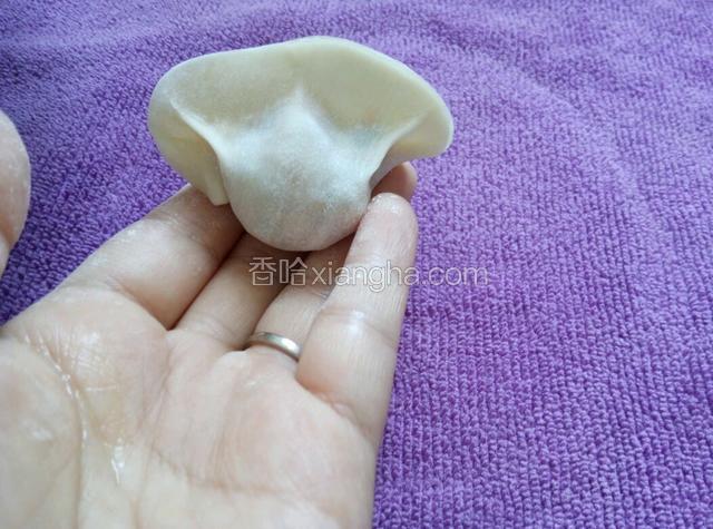 捏出饺子形状出来