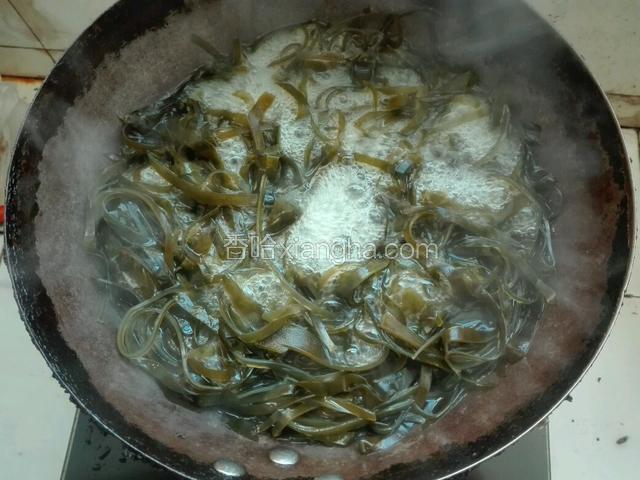 锅里加水，水烧开后放进海带丝煮3--5分钟。