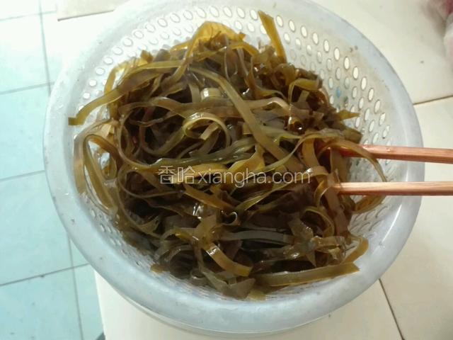 煮好后捞起，用凉开水冲下。沥干水份。