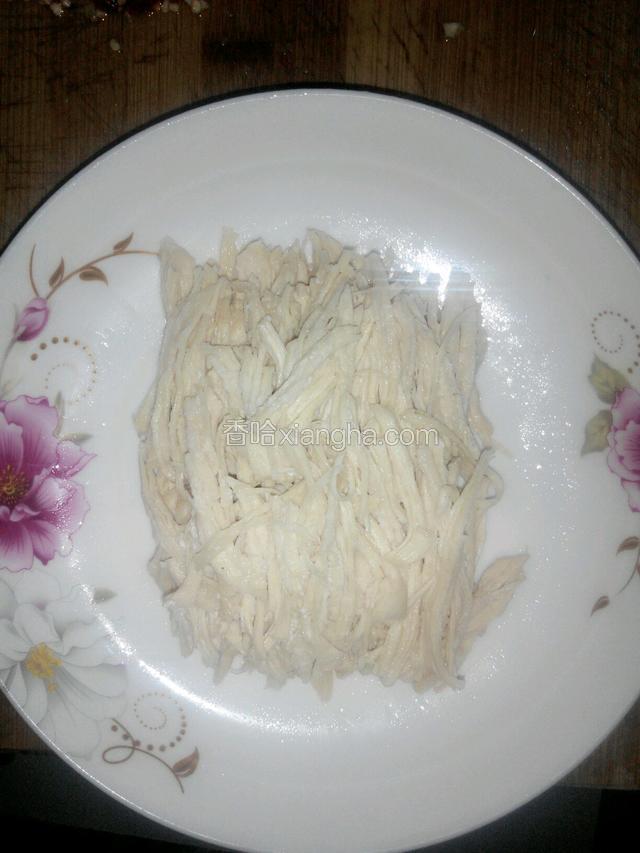 顺着鸡肉的纹理一点一点的撕，放入盘里（这个过程大概撕了20分钟，手累啊）