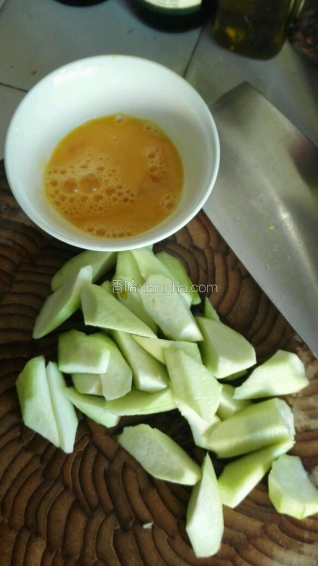 准备食材，鸡蛋打成蛋液，丝瓜刨皮洗净切滚刀块儿