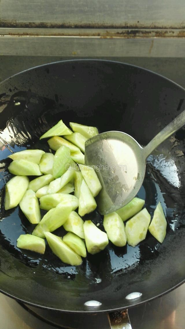 倒入丝瓜块儿煸炒，加少许盐