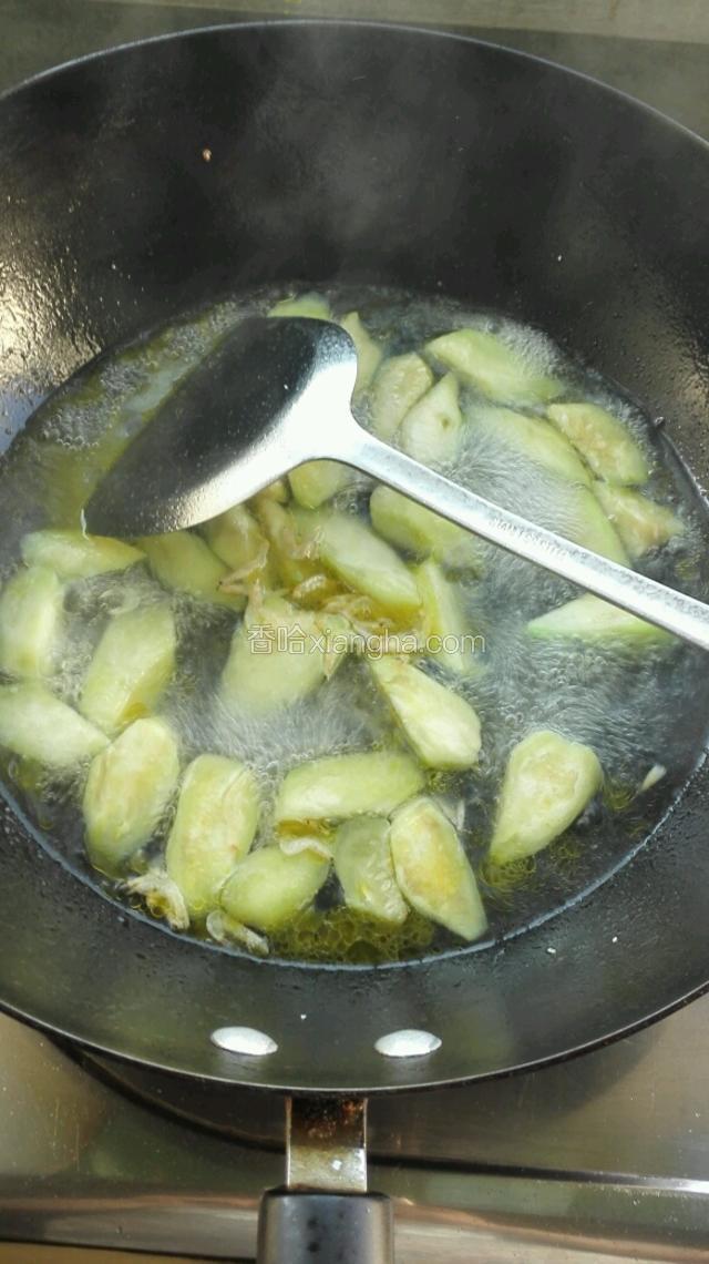 煮沸后撒少许烤虾皮