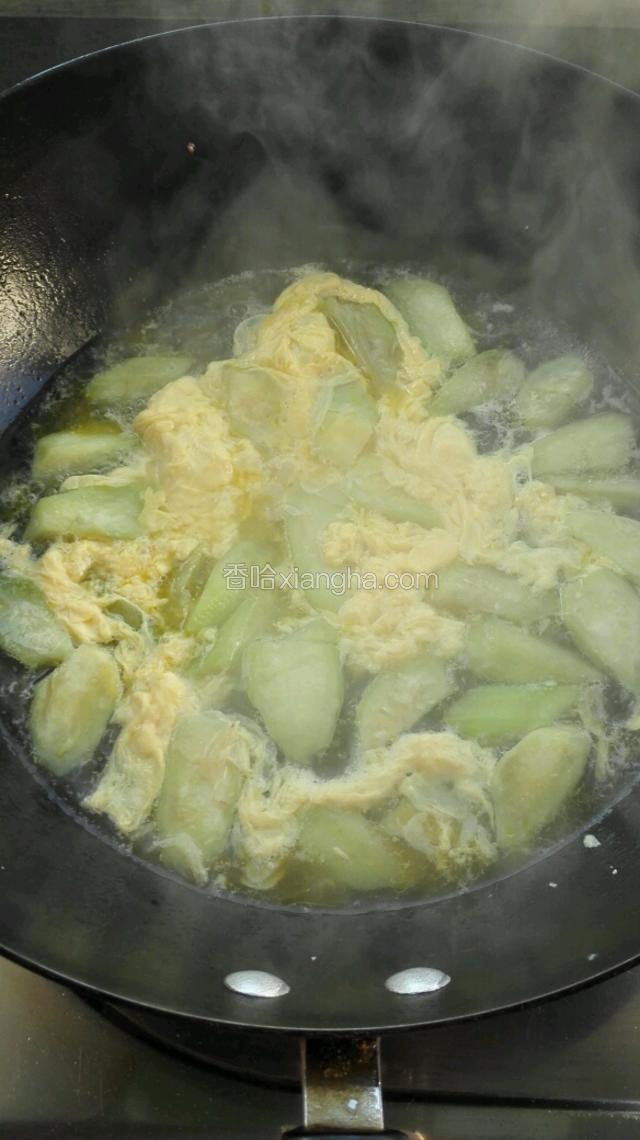 然后将蛋液缓缓倒入煮沸的汤水中