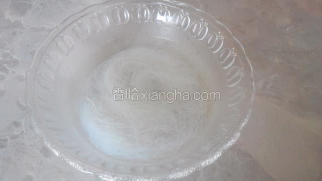 粉丝用温水泡软，捞出控干水分备用