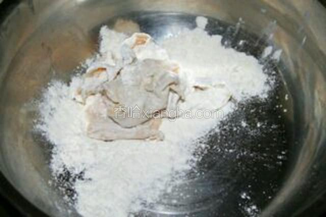 肥肠用面粉和盐先搓，冲净后用一点醋搓洗