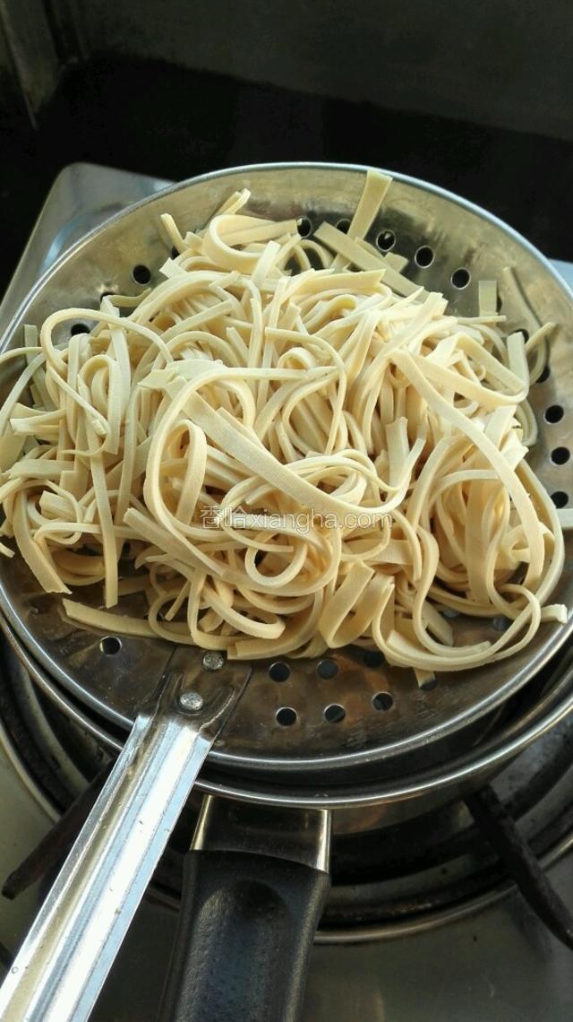捞出沥干水份备用