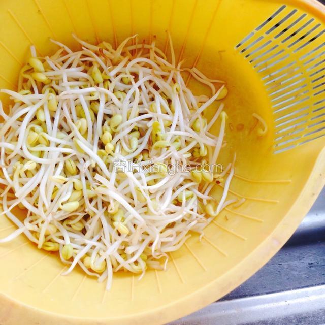 黄豆芽把豆皮去掉，多洗几遍，控干水分