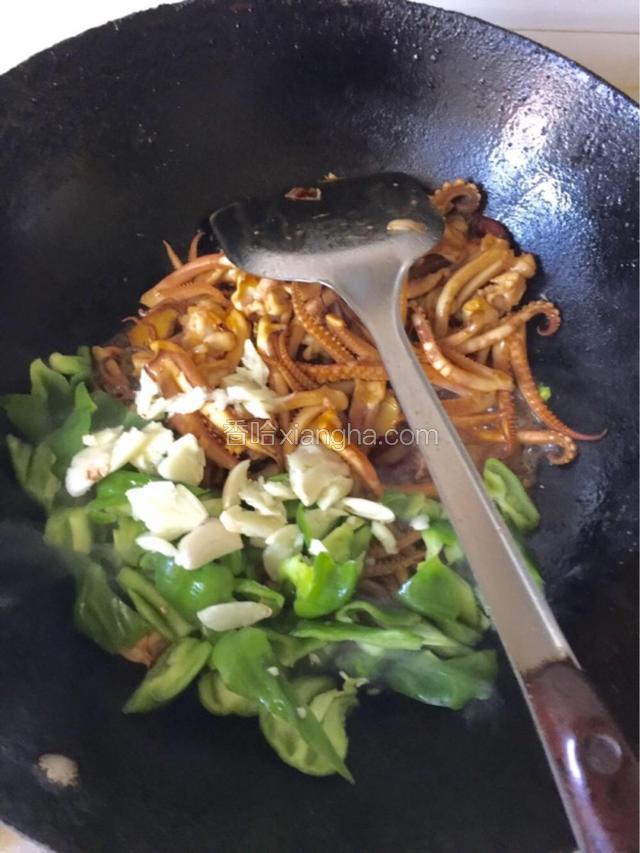 最后放青椒和蒜煸炒一下，放味精出锅。