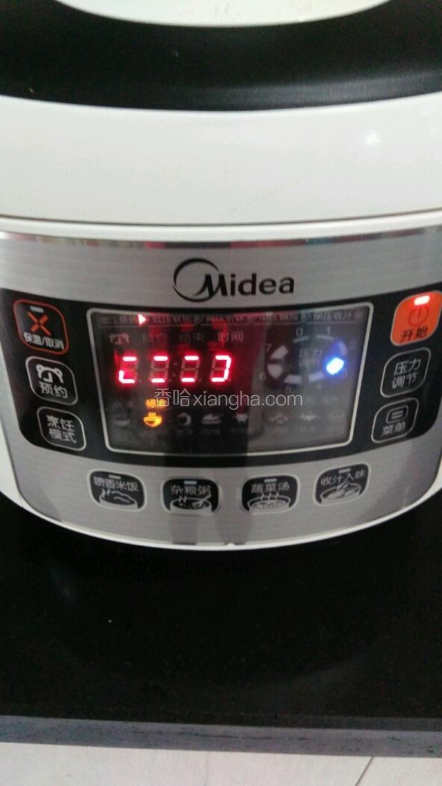 锅里的红小豆薏仁米时间到，锅自动放完气，打开盖子将山药，大米，小米，大枣，冰糖一起倒入锅，按键继续按开，按在稀粥键！！