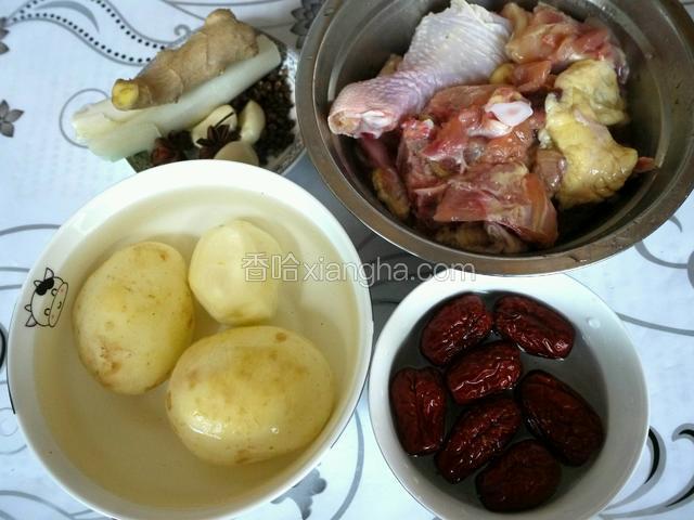 鸡肉洗净切块，鸡油单放；土豆去皮泡水中，大枣泡发。