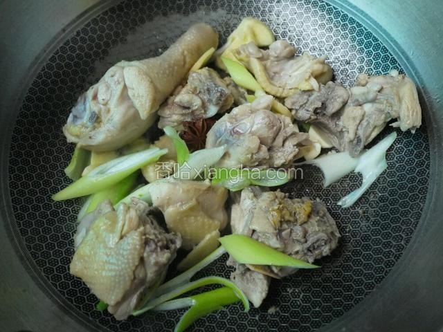 下鸡块炒香，加八角、葱姜蒜爆香后，加料酒、生抽、红糖翻炒。
