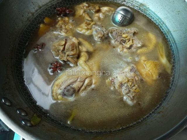 锅中加开水至没鸡块，下花椒粒料盒、香醋；开锅后转小火炖至10分钟。