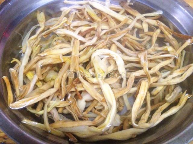 黄花菜用清水浸泡20分钟,洗净备用.
