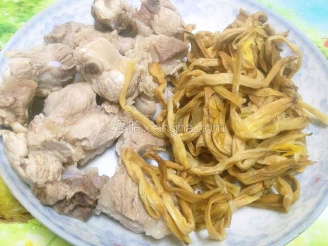 排骨、黄花菜焯水.