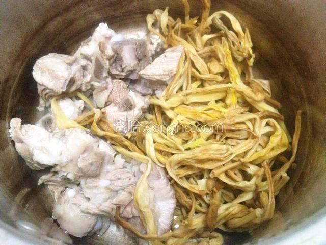 取一高压锅,放入排骨、黄花菜.