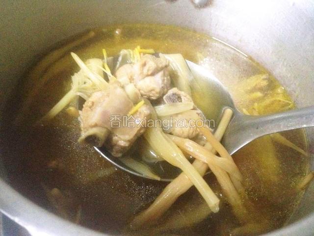 35分钟后,关火,锅下汽后,开盖,调入盐、鸡精,美味的汤完成了！