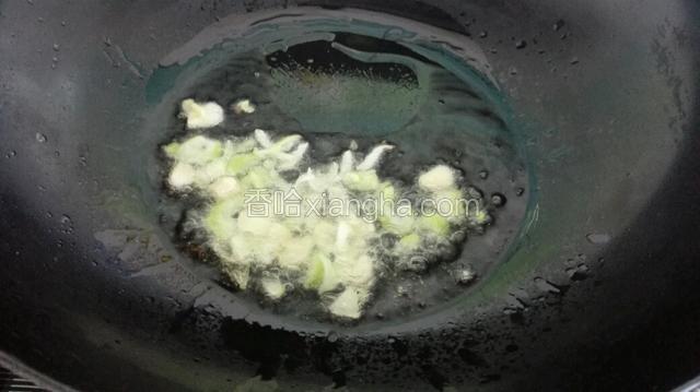 热锅凉油，放入葱蒜末炒出香味！