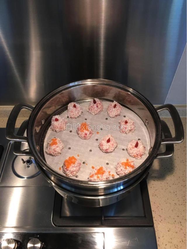 每个肉丸上放上自己喜欢的装饰。把蒸屉放入烧开水的蒸锅中，加盖大火蒸20分钟。
