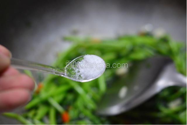 加入适量盐和鸡精翻炒半分钟关火，炒太久会影响茼蒿的口感。