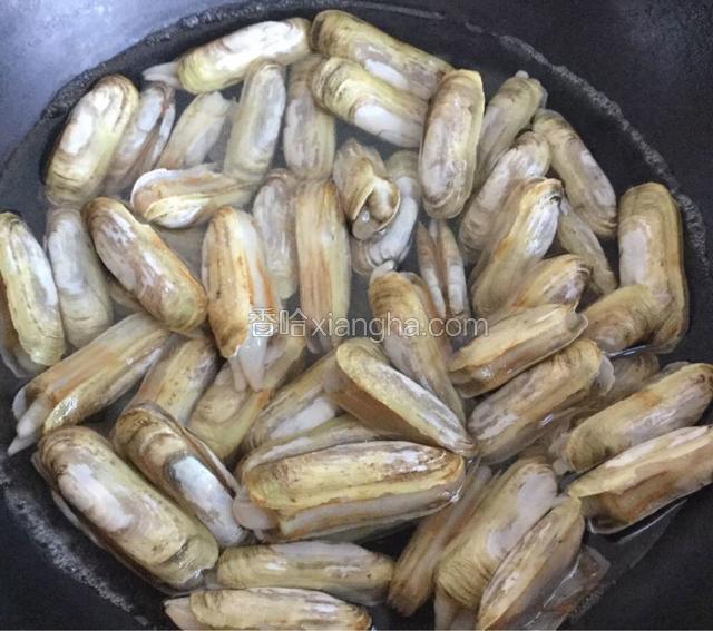 锅里烧开水，放入蛏子加点盐，蛏子半张开壳迅速捞出来控水份。并去掉肉上的泥沙线备用。