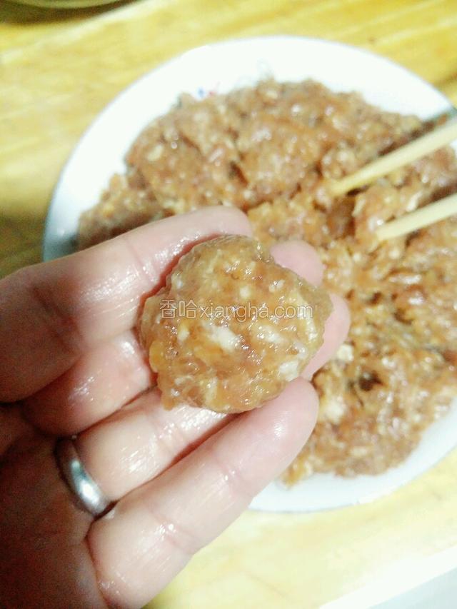 用手团成小圆球。