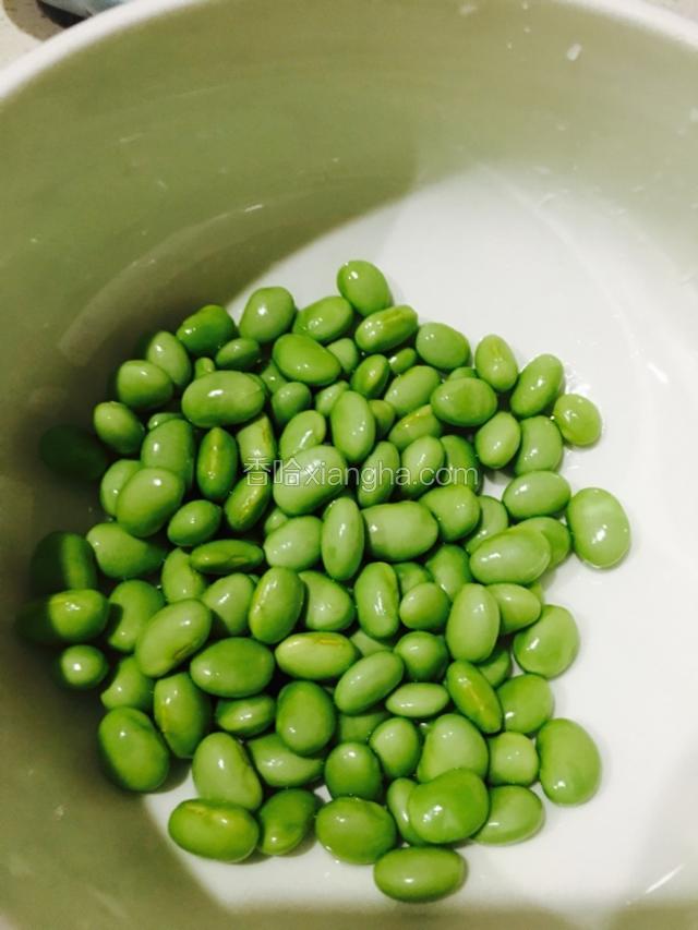 剥好的毛豆洗净备用。
