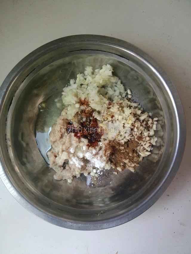 把洋葱末，姜末，香菇末，淀粉，酱油，料酒，植物油，花椒粉，十三香，盐，淀粉！
