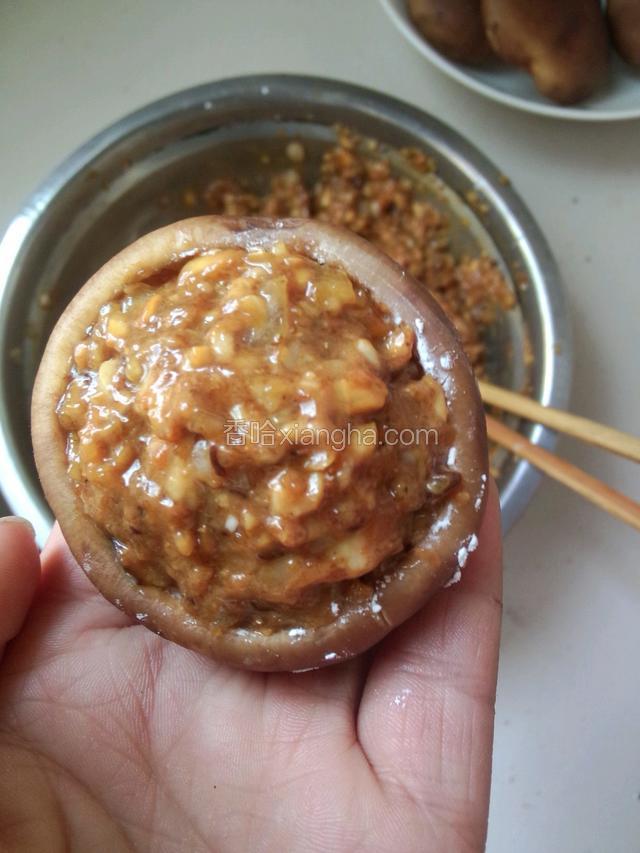 把肉馅塞进香菇里！