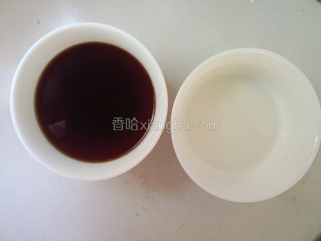 取两个碗，一个碗加两勺耗油，一勺酱油，加多半碗水搅拌均匀兑成汁，另一个碗里调适量的水淀粉备用！