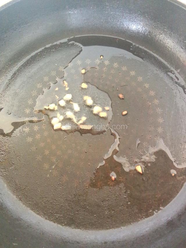 锅里放油烧至五成热放入蒜末炒出香味！
