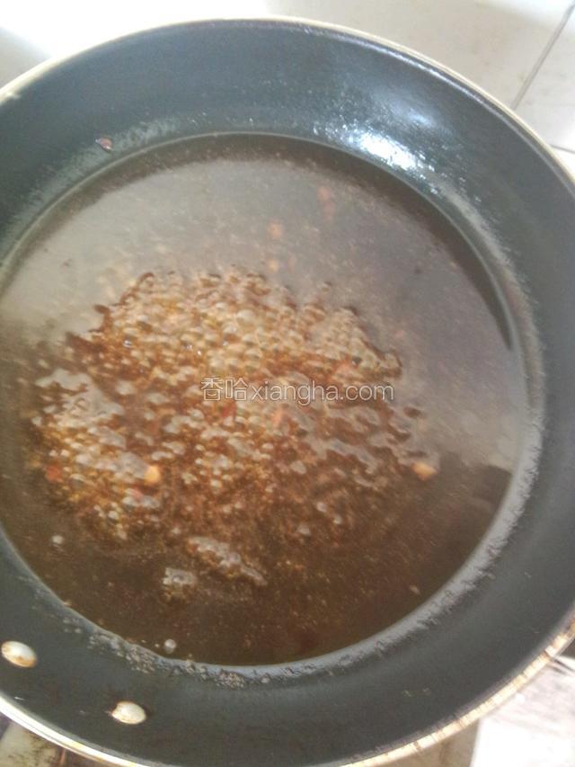 把水淀粉倒锅里，使锅里的酱汁变浓稠！