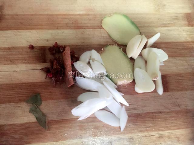 葱姜蒜八角花椒桂皮备料。