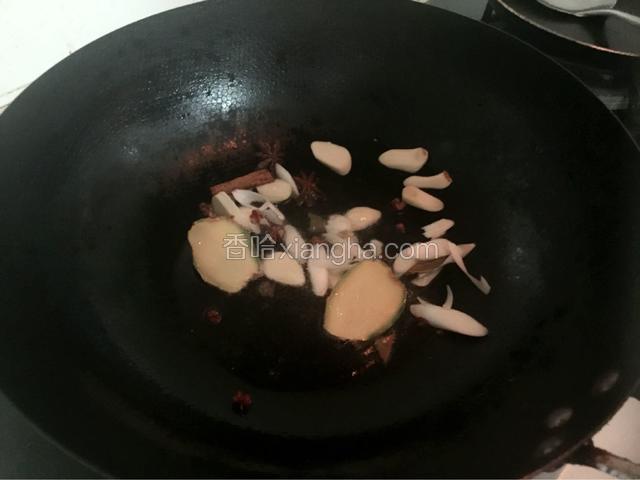 热锅凉油下料爆锅。